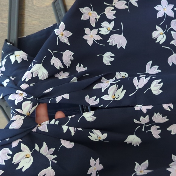 LOFT  FLOWY DRESS w FRONT CUTOUT - Picture 3 of 5